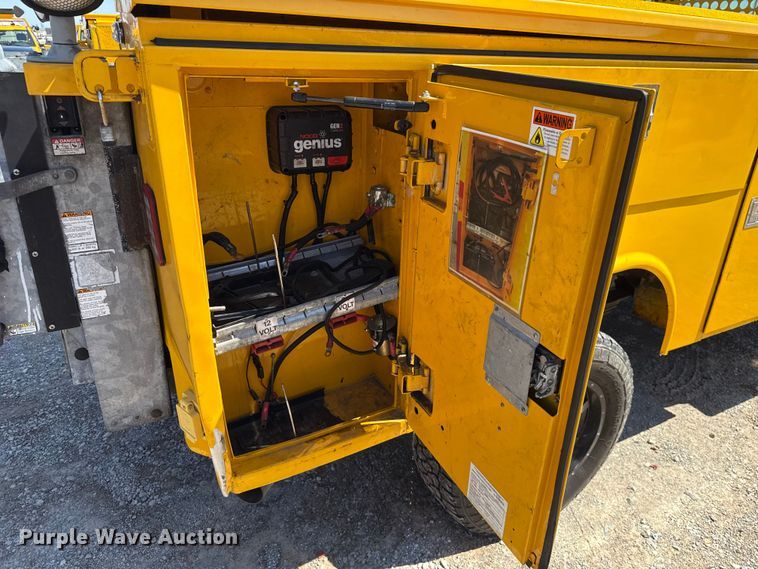 image for item GH9352 2018 Ford F350 Super Duty XL utility bed pickup truck