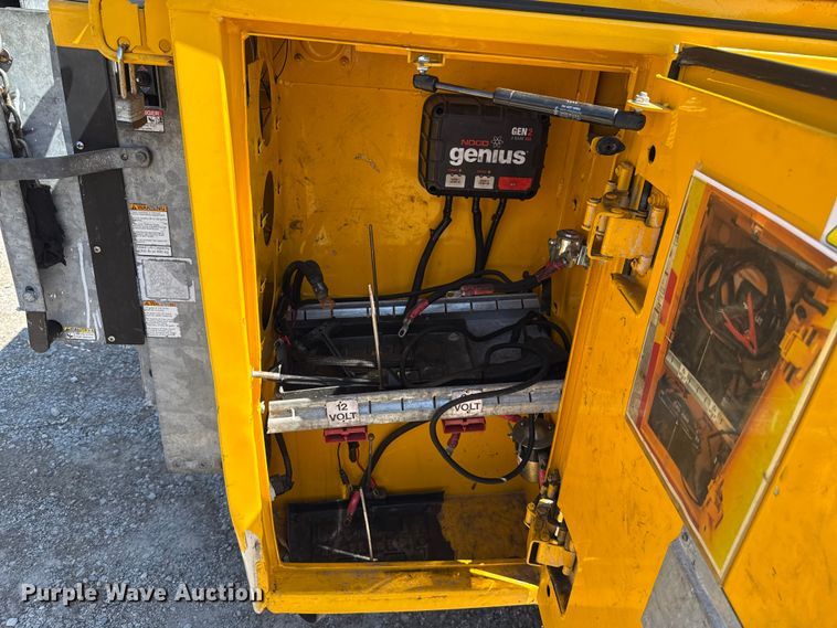 image for item GH9352 2018 Ford F350 Super Duty XL utility bed pickup truck