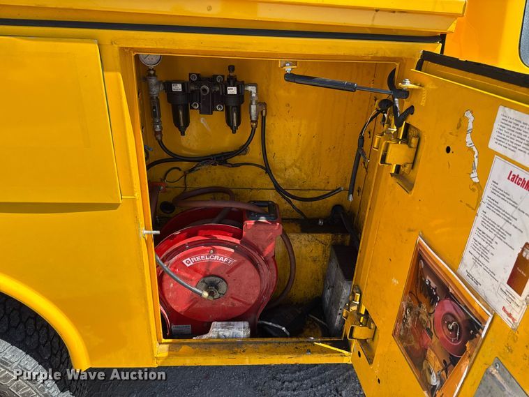 image for item GH9352 2018 Ford F350 Super Duty XL utility bed pickup truck