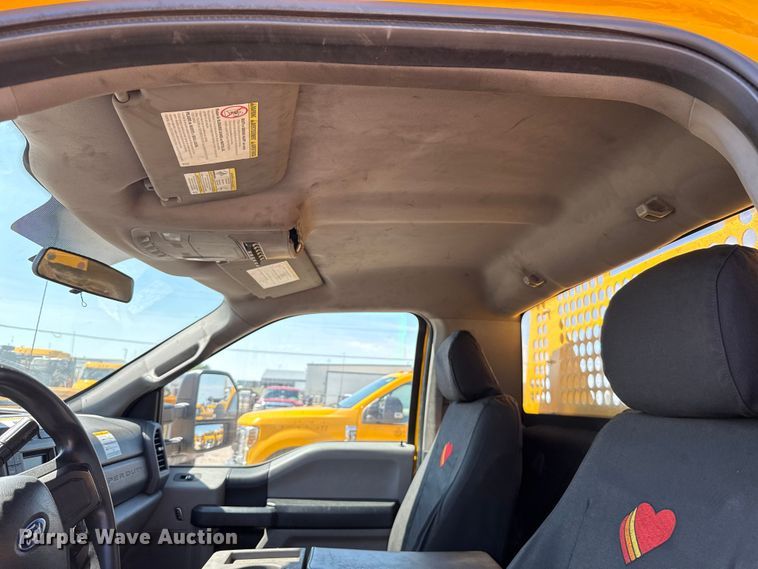 image for item GH9352 2018 Ford F350 Super Duty XL utility bed pickup truck