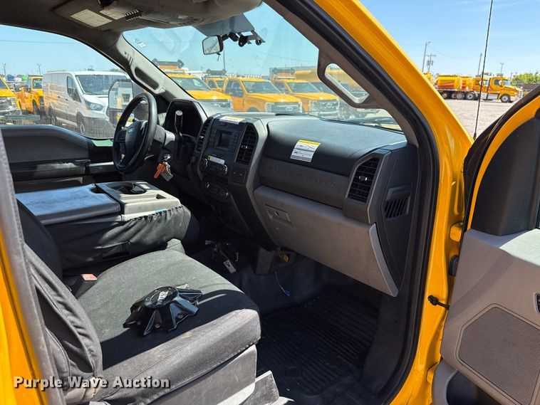 image for item GH9352 2018 Ford F350 Super Duty XL utility bed pickup truck