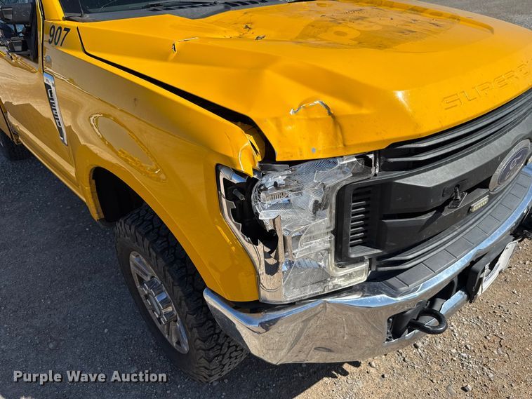 image for item GH9353 2019 Ford F350 Super Duty XL utility bed pickup truck