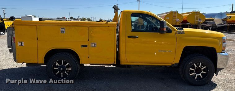 image for item GH9354 2018 Chevrolet Silverado 3500HD utility bed pickup truck