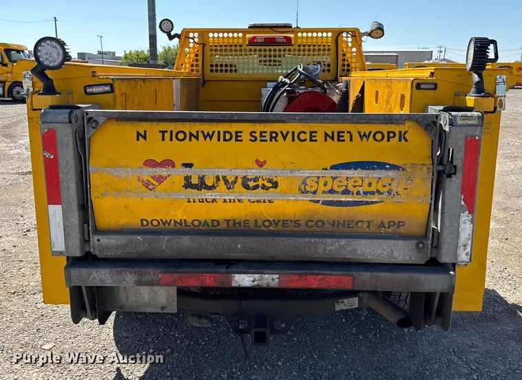 image for item GH9354 2018 Chevrolet Silverado 3500HD utility bed pickup truck