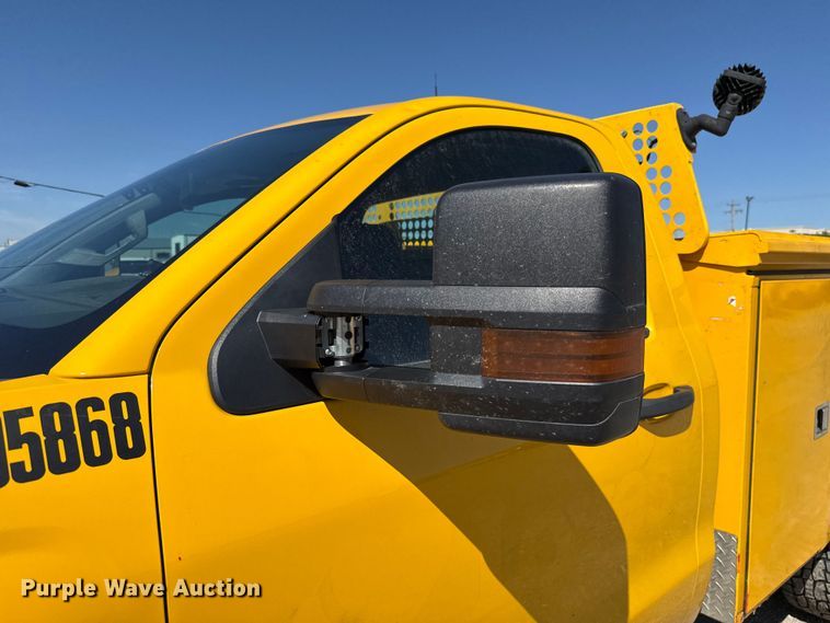 image for item GH9354 2018 Chevrolet Silverado 3500HD utility bed pickup truck