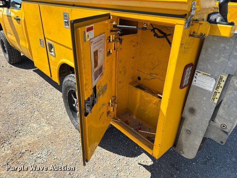 image for item GH9354 2018 Chevrolet Silverado 3500HD utility bed pickup truck