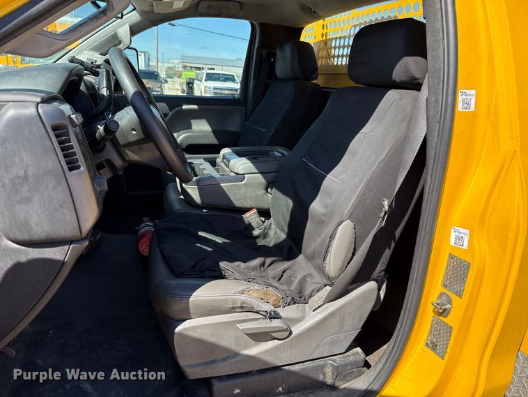 image for item GH9354 2018 Chevrolet Silverado 3500HD utility bed pickup truck