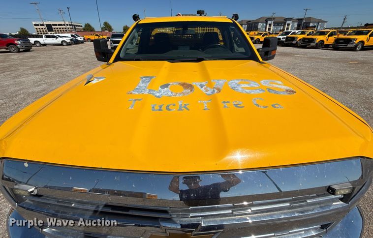 image for item GH9356 2018 Chevrolet Silverado 3500HD utility bed pickup truck