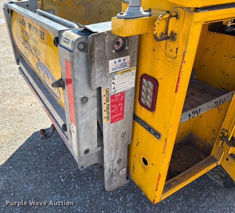 image for item GH9356 2018 Chevrolet Silverado 3500HD utility bed pickup truck