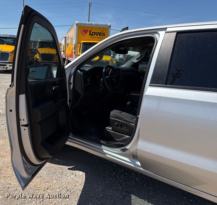 image for item GH9357 2022 Chevrolet Silverado 1500 Crew Cab pickup truck