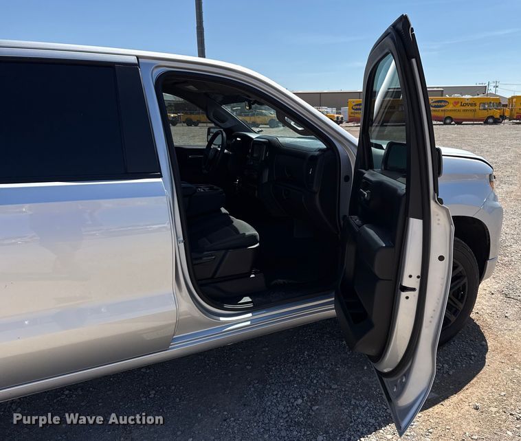 image for item GH9357 2022 Chevrolet Silverado 1500 Crew Cab pickup truck