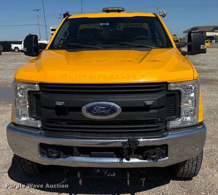 image for item GH9362 2018 Ford F350 Super Duty XL utility bed pickup truck