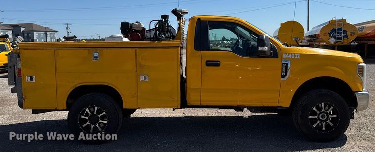 image for item GH9362 2018 Ford F350 Super Duty XL utility bed pickup truck