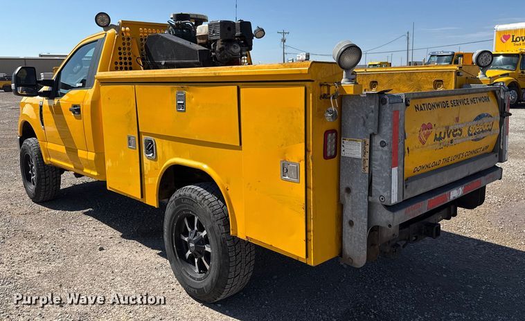 image for item GH9362 2018 Ford F350 Super Duty XL utility bed pickup truck