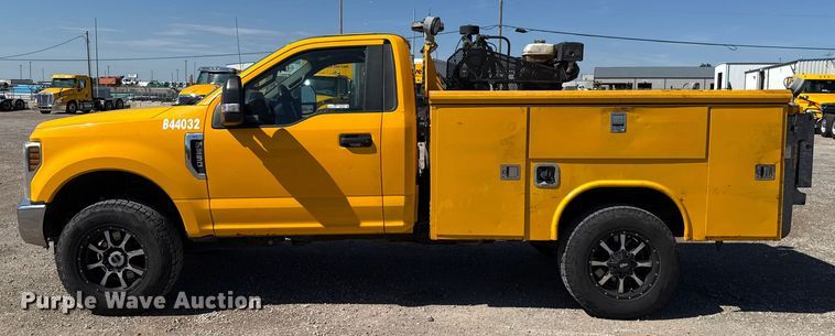 image for item GH9362 2018 Ford F350 Super Duty XL utility bed pickup truck