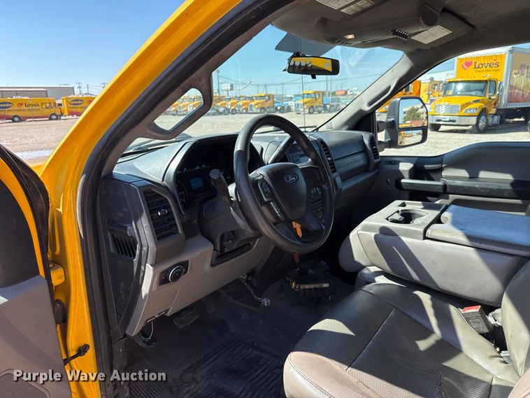 image for item GH9362 2018 Ford F350 Super Duty XL utility bed pickup truck