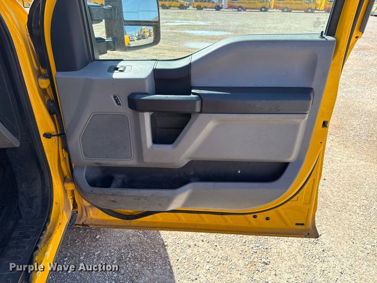 image for item GH9362 2018 Ford F350 Super Duty XL utility bed pickup truck
