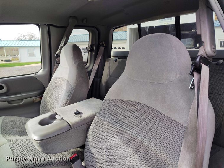 image for item IH9348 2001 Ford F150 SuperCab pickup truck