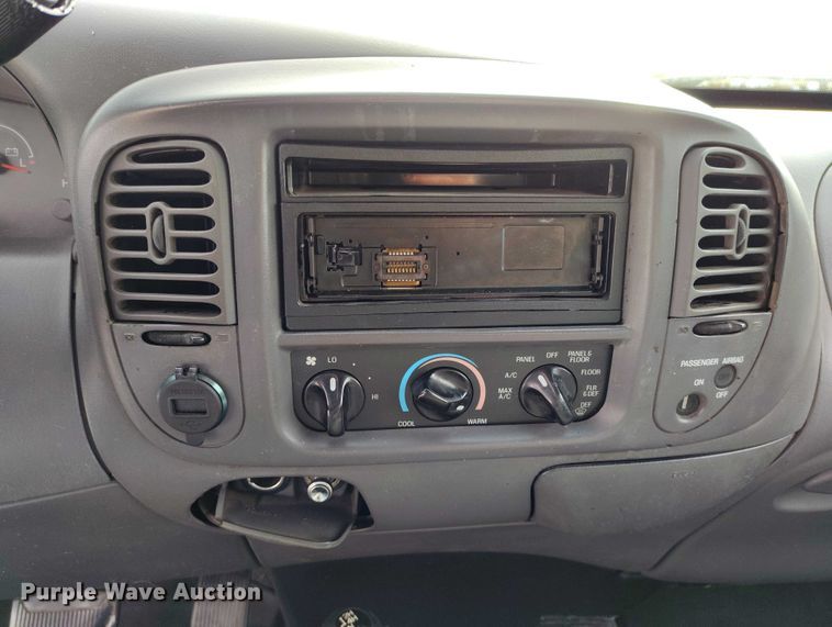 image for item IH9348 2001 Ford F150 SuperCab pickup truck