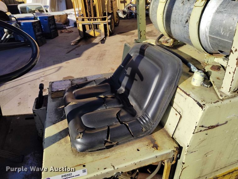 image for item IH9352 Yale GLC040AAJUNAT083 forklift