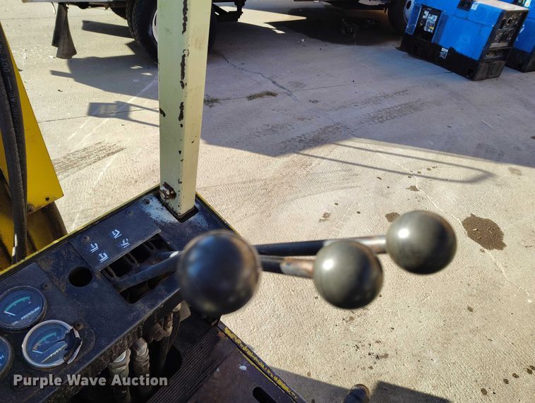 image for item IH9352 Yale GLC040AAJUNAT083 forklift