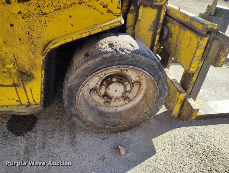 image for item IH9352 Yale GLC040AAJUNAT083 forklift