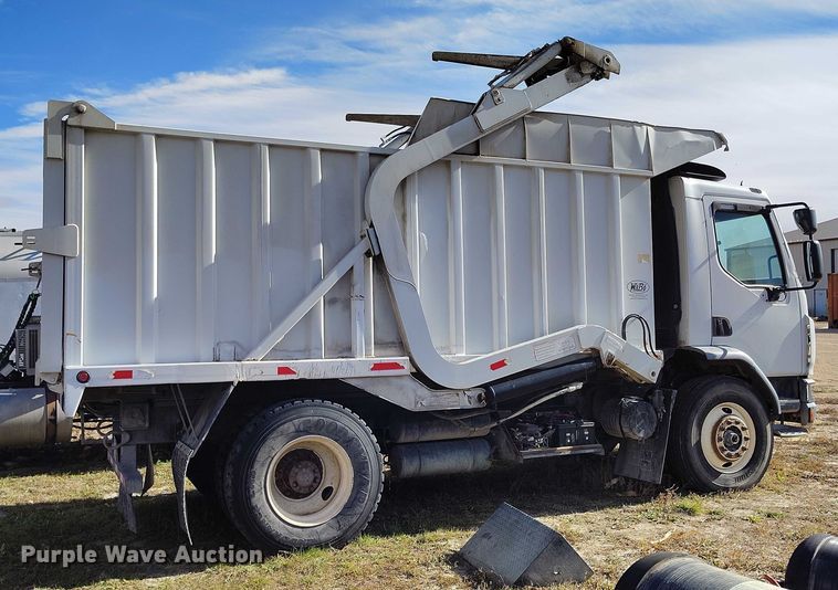 image for item IP9745 2017 Kenworth K370 refuse truck