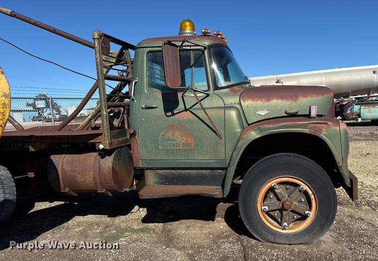 image for item JJ9948 1971 International Loadstar 1800 winch truck