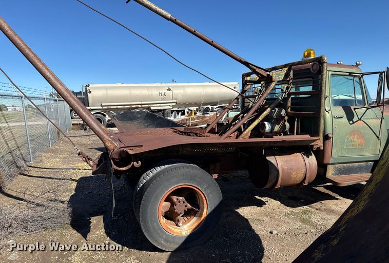 image for item JJ9948 1971 International Loadstar 1800 winch truck