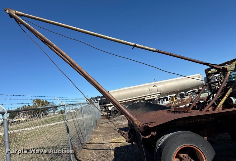 image for item JJ9948 1971 International Loadstar 1800 winch truck