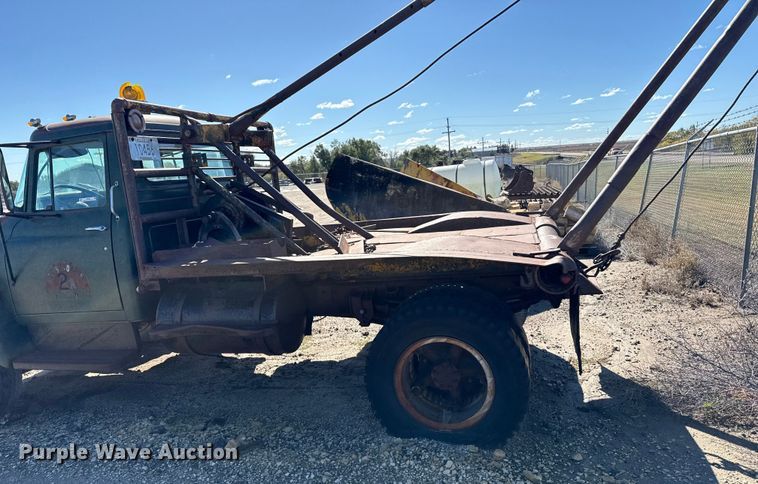 image for item JJ9948 1971 International Loadstar 1800 winch truck