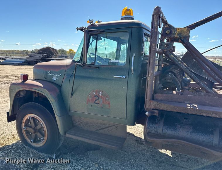 image for item JJ9948 1971 International Loadstar 1800 winch truck