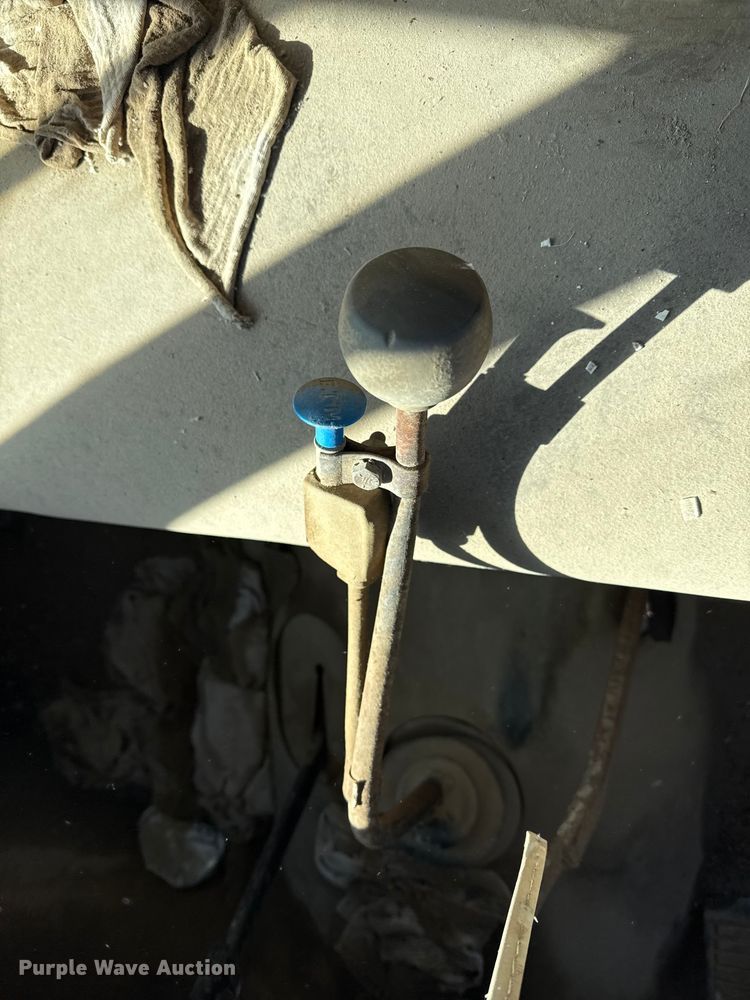 image for item JJ9948 1971 International Loadstar 1800 winch truck