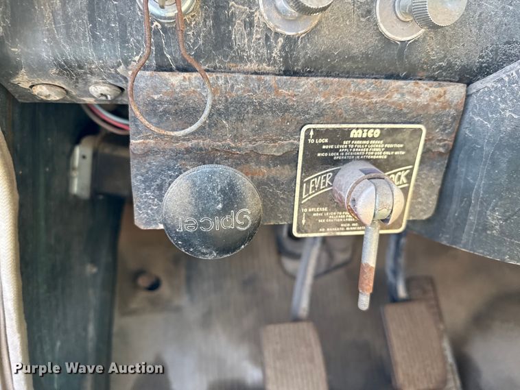 image for item JJ9948 1971 International Loadstar 1800 winch truck