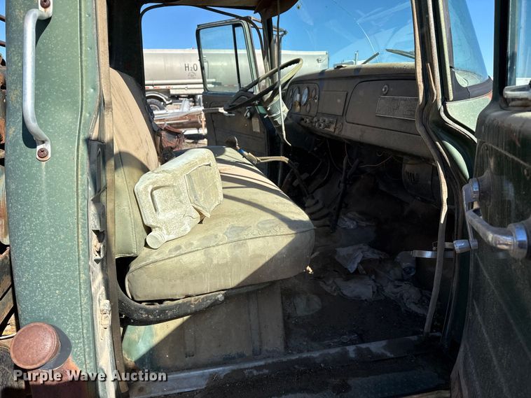 image for item JJ9948 1971 International Loadstar 1800 winch truck