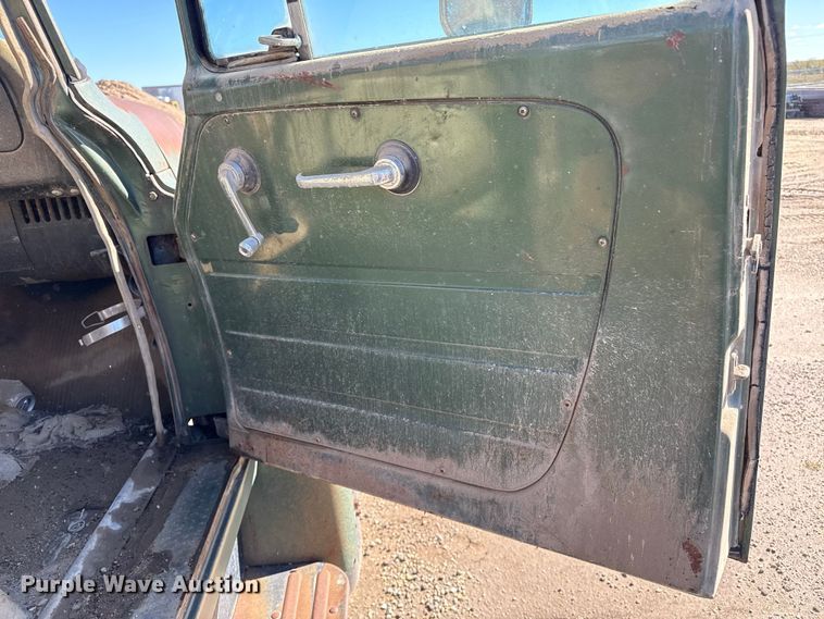 image for item JJ9948 1971 International Loadstar 1800 winch truck