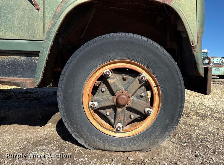 image for item JJ9948 1971 International Loadstar 1800 winch truck