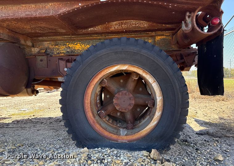 image for item JJ9948 1971 International Loadstar 1800 winch truck