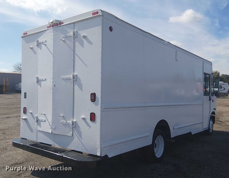 image for item KB9540 2007 Freightliner MT45 delivery truck