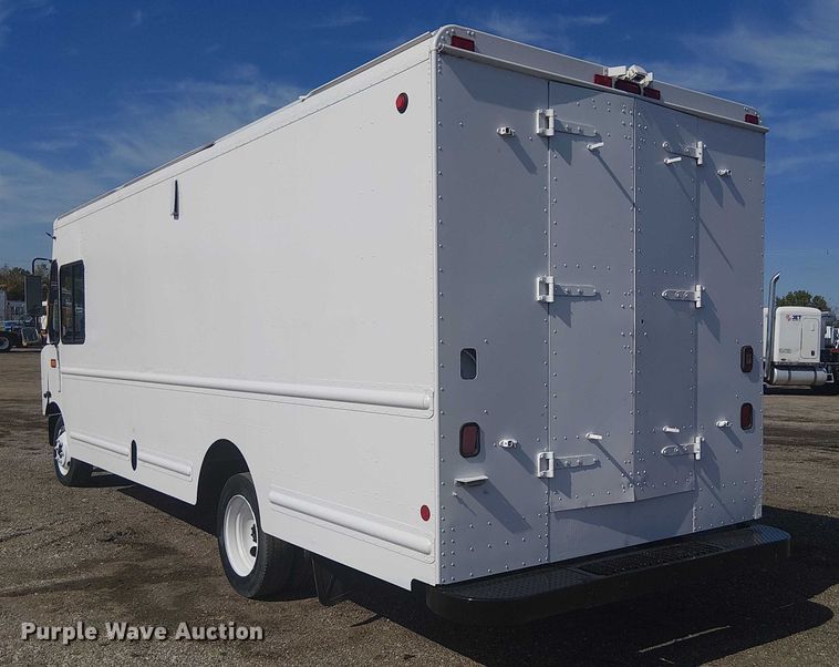 image for item KB9540 2007 Freightliner MT45 delivery truck