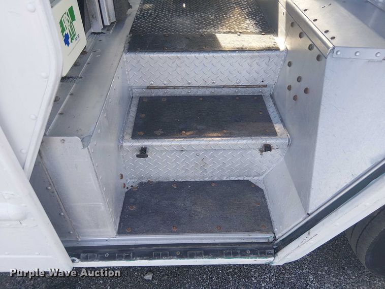 image for item KB9540 2007 Freightliner MT45 delivery truck