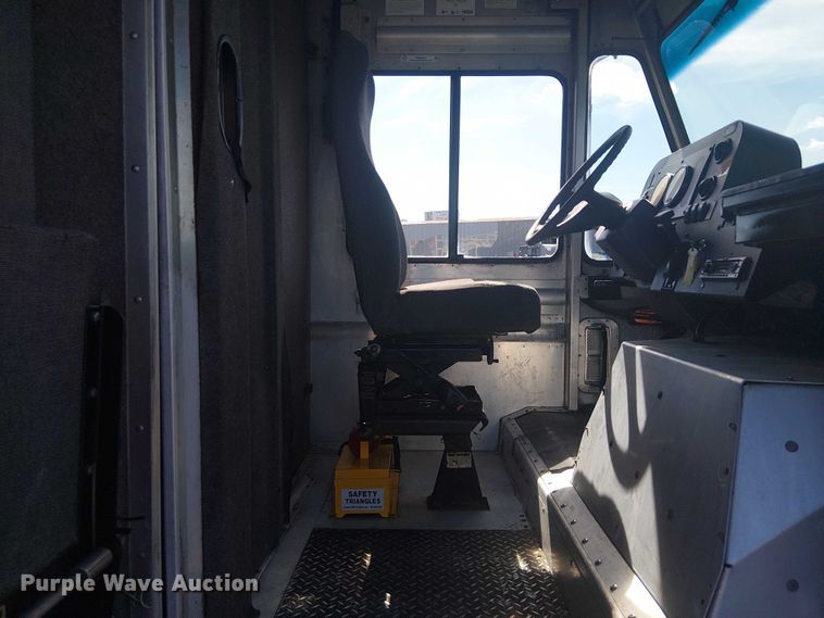 image for item KB9540 2007 Freightliner MT45 delivery truck