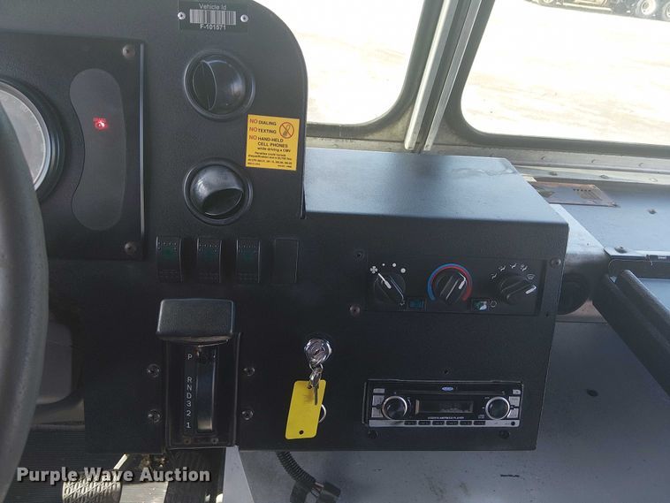 image for item KB9540 2007 Freightliner MT45 delivery truck