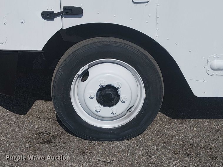 image for item KB9540 2007 Freightliner MT45 delivery truck