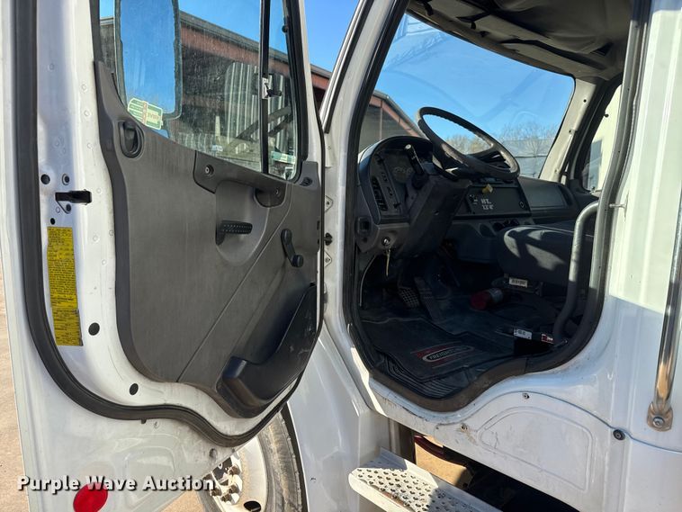 image for item NB9002 2004 Freightliner Business Class M2 box truck