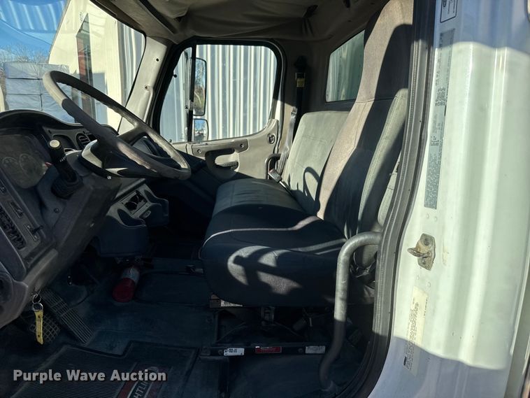 image for item NB9002 2004 Freightliner Business Class M2 box truck