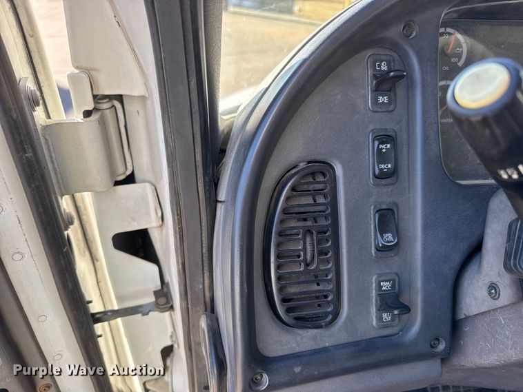 image for item NB9002 2004 Freightliner Business Class M2 box truck