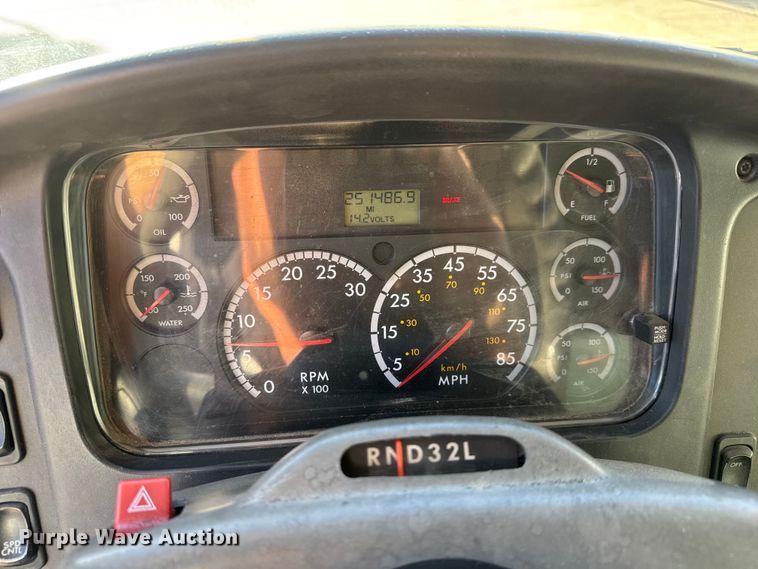 image for item NB9002 2004 Freightliner Business Class M2 box truck