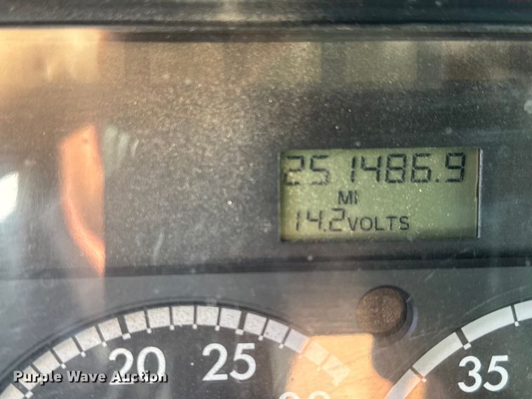 image for item NB9002 2004 Freightliner Business Class M2 box truck