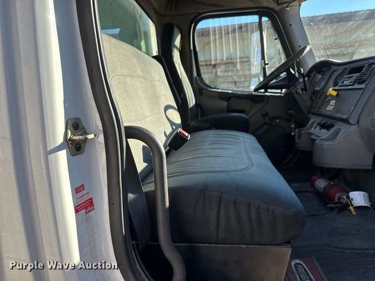 image for item NB9002 2004 Freightliner Business Class M2 box truck